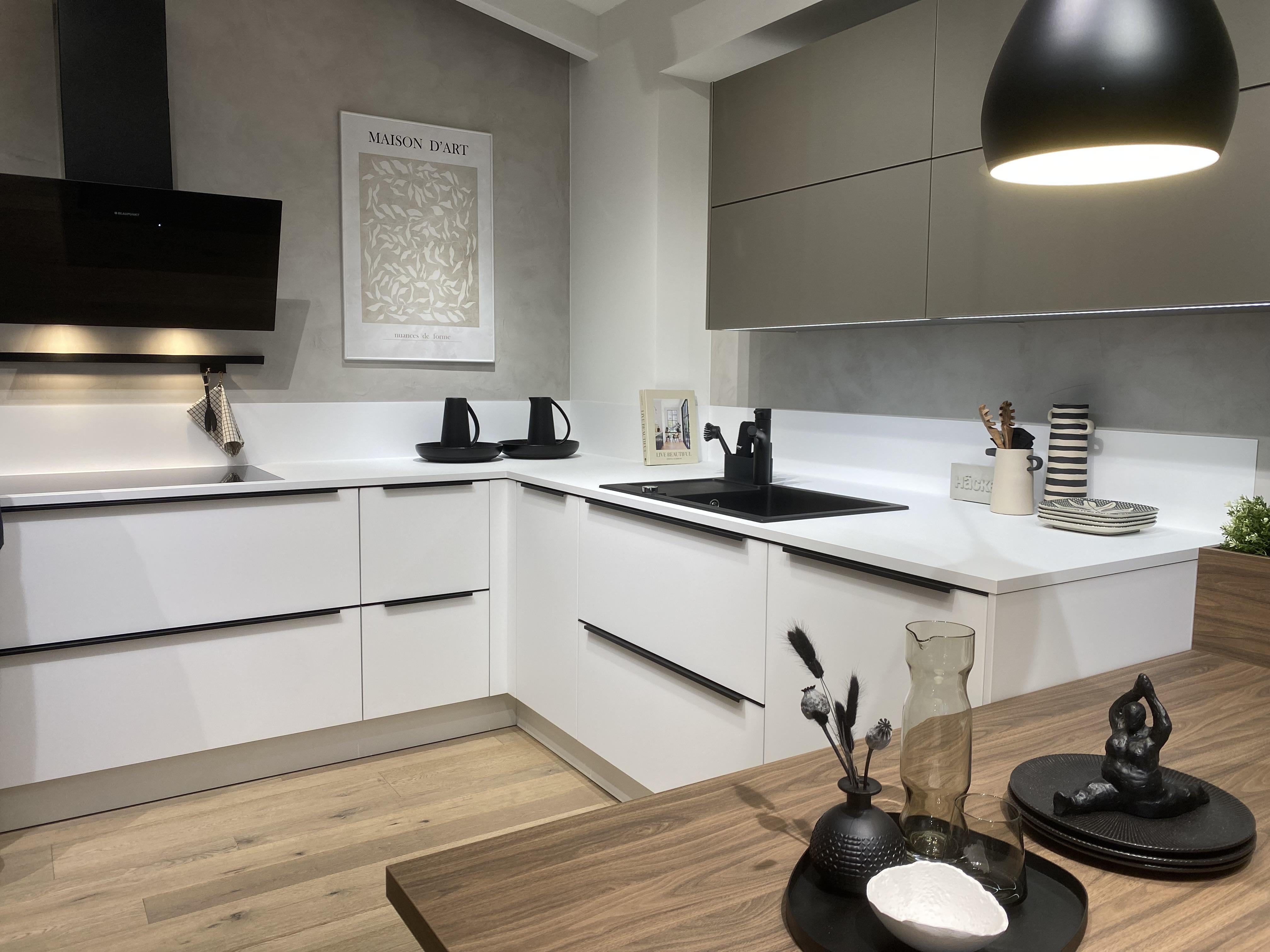 Häcker-Küche in Schwarz-Weiß