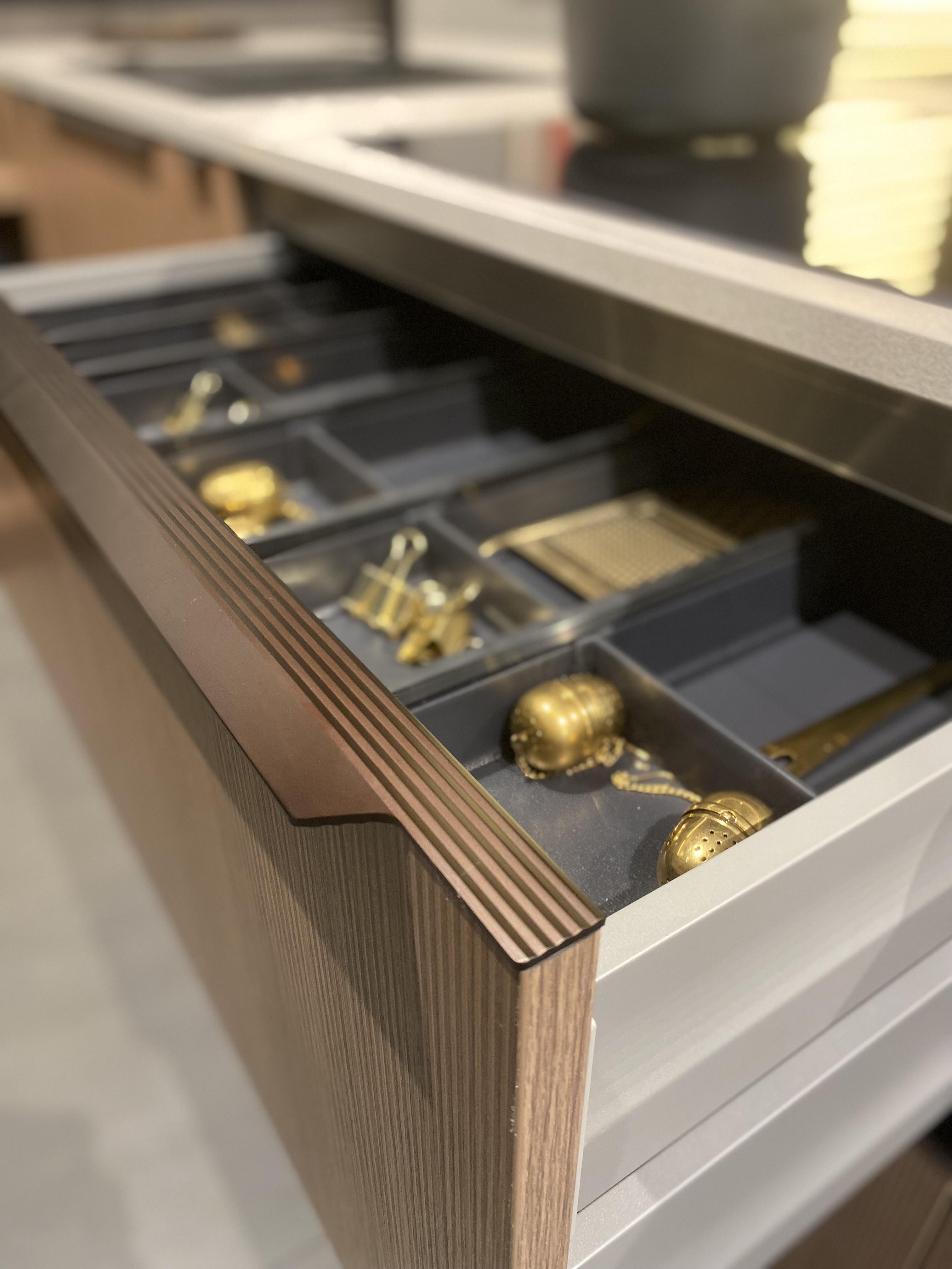 Blick in die Küchenschublade für Besteck - Häcker-Küche