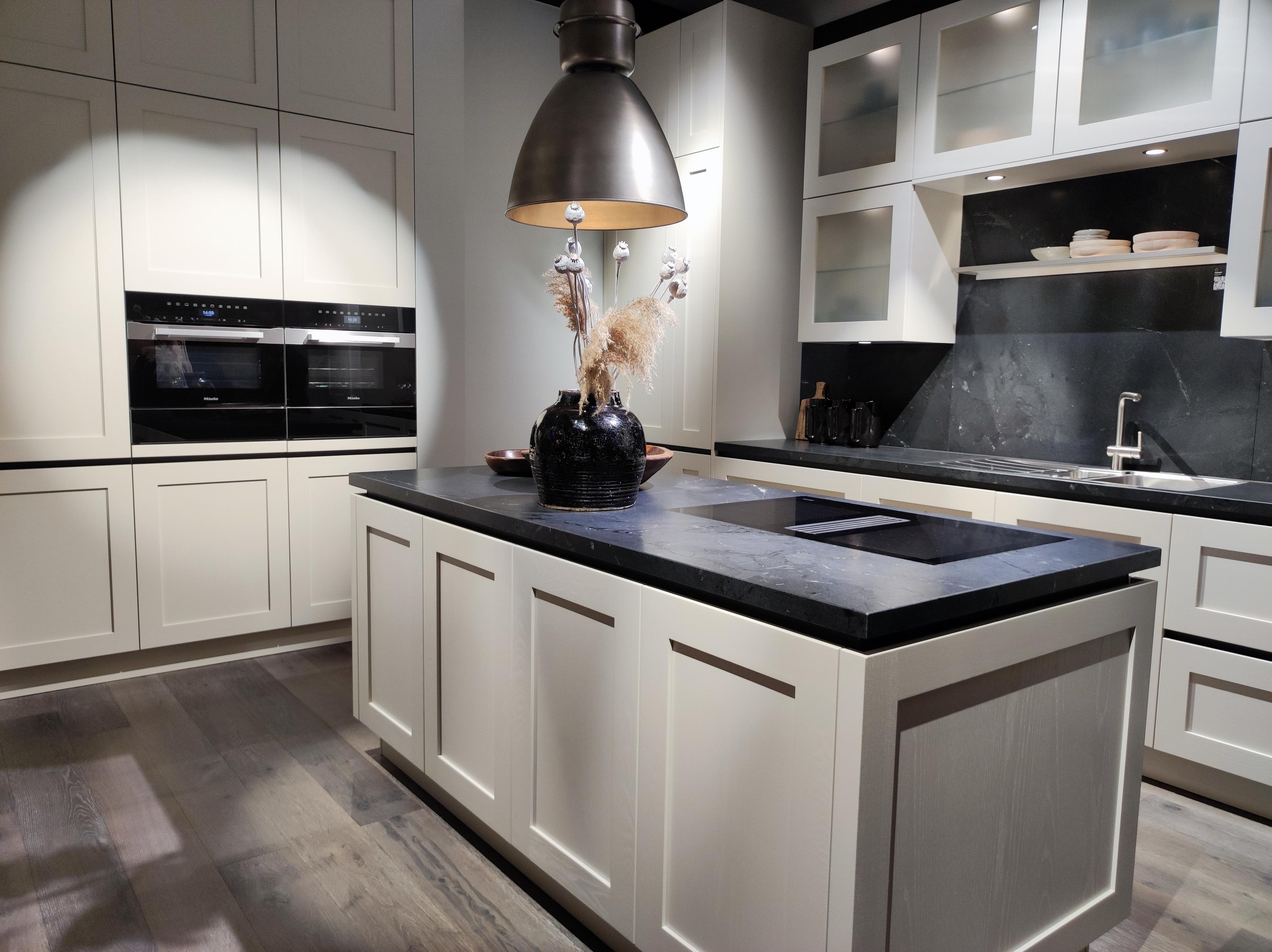Weiße Landhausküche modern umgesetzt in Blankenese
