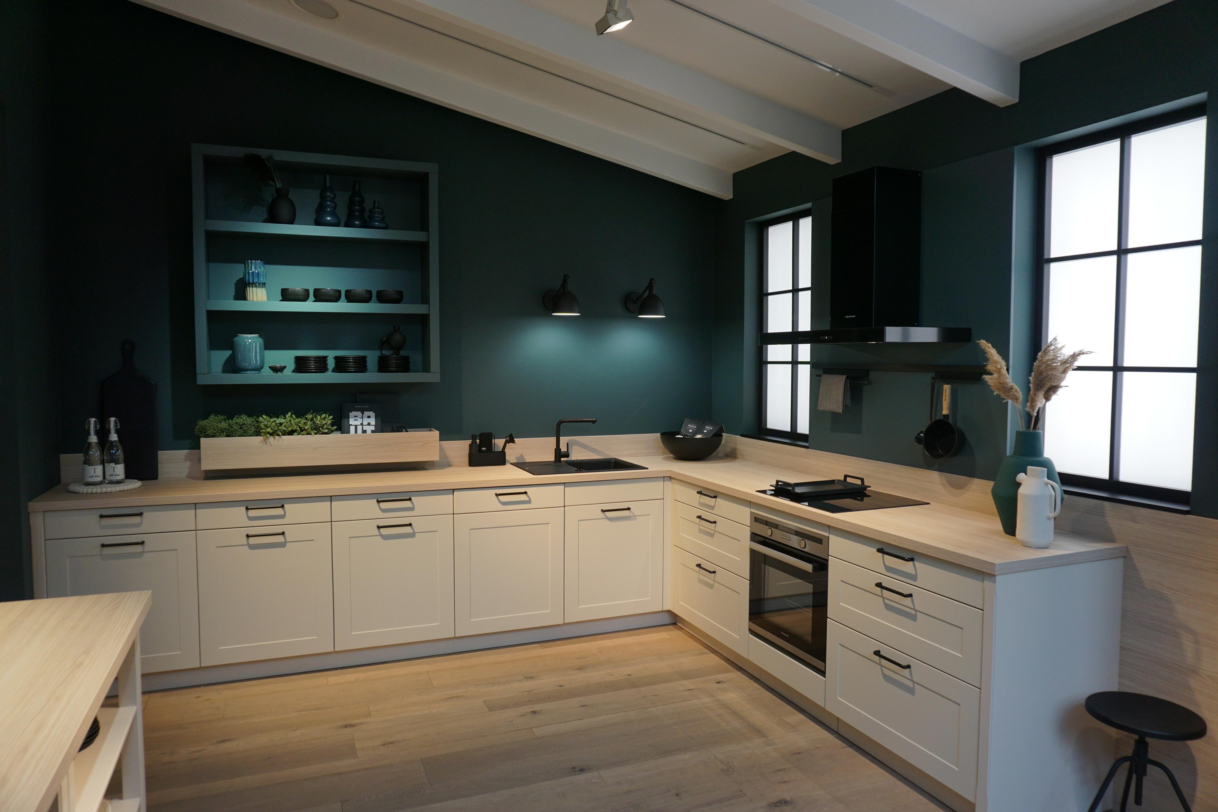 Blau-weiße Küche mit Dunstabzugshaube im Landhaus-Stil