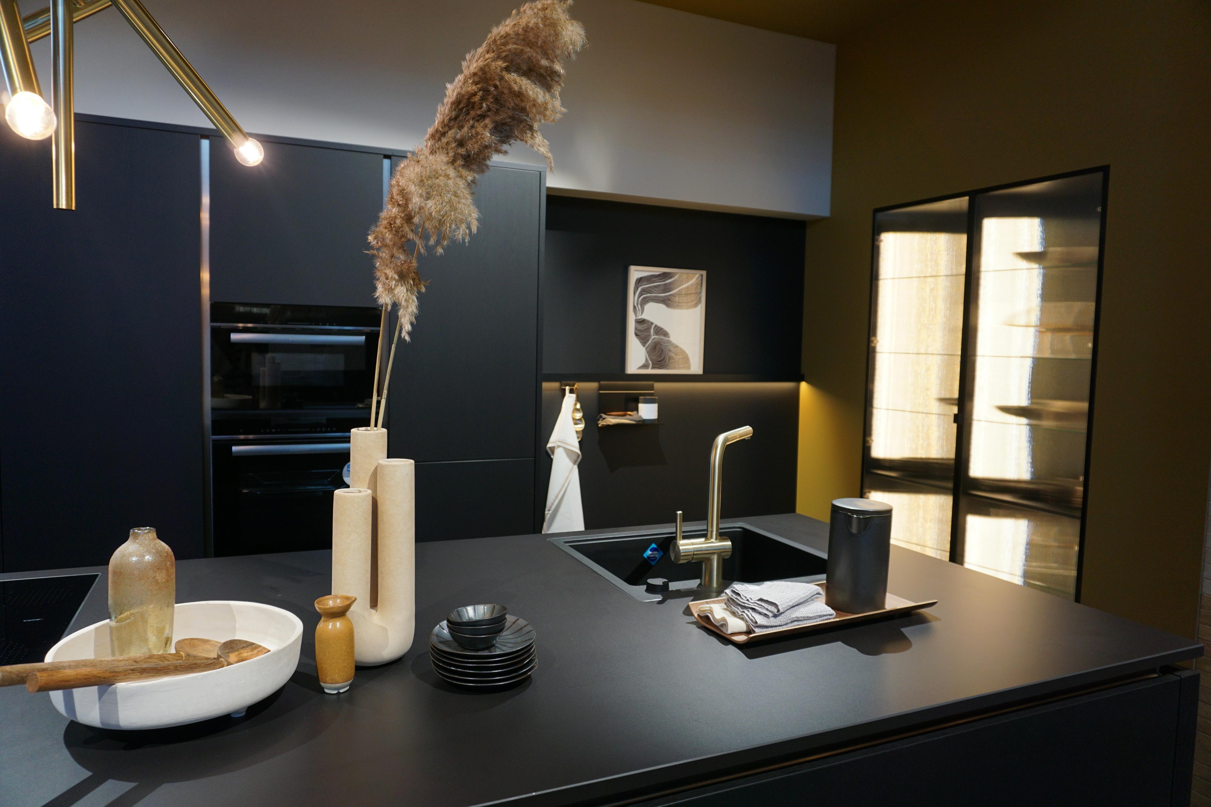 Moderne Küche in Schwarz in Rissen