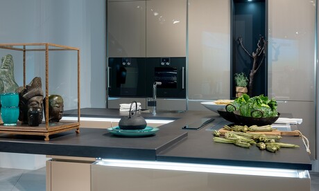 Leuchtende Griffmulden setzen in der grifflosen Küche tolle Akzente. Leuchtende Griffmulden setzen in der grifflosen Küche tolle Akzente.