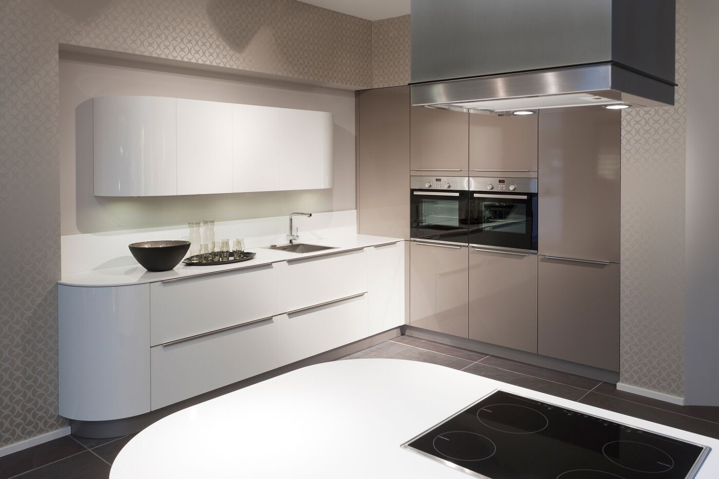 Aufs Bild klicken und die Hochglanzküche größer sehen! Aufs Bild klicken und die Hochglanzküche größer sehen!