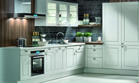 Weiße Landhausküche in L-Form vergrößert bei Klick! (Bildquelle: Pronorm) Weiße Landhausküche in L-Form vergrößert bei Klick! (Bildquelle: Pronorm)