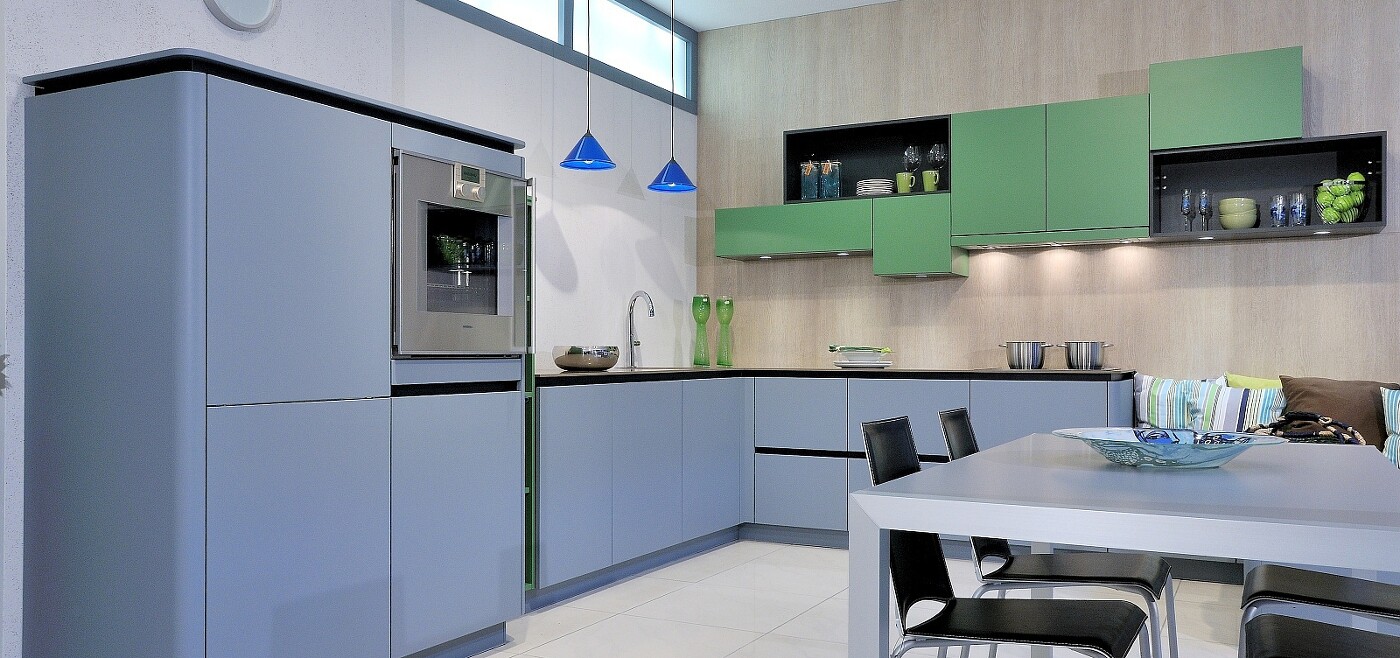 Grifflose Design-Wohnküche mit Esstisch und Sitzbank auf 15 qm. Grifflose Design-Wohnküche mit Esstisch und Sitzbank auf 15 qm.