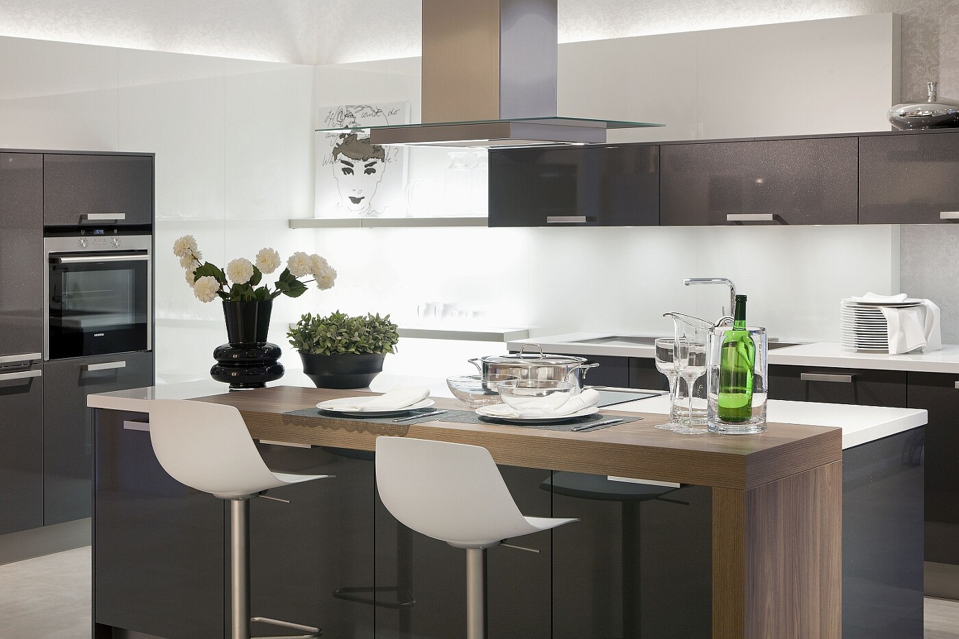 Elegante Inselküche für mindestens 15 Quadratmeter Elegante Inselküche für mindestens 15 Quadratmeter