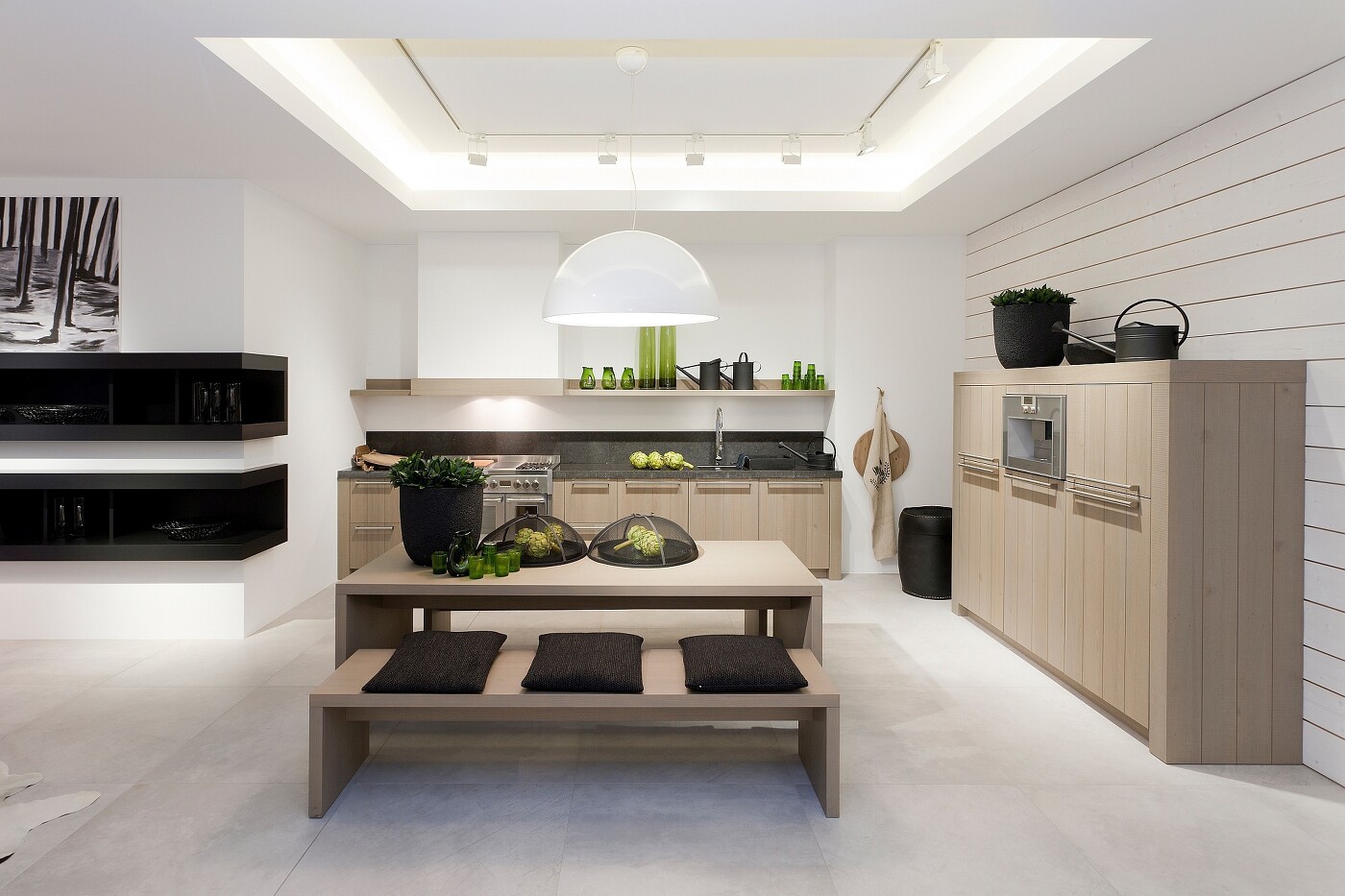 Puristische Wohnküche mit sägerauer Eichenfront Puristische Wohnküche mit sägerauer Eichenfront