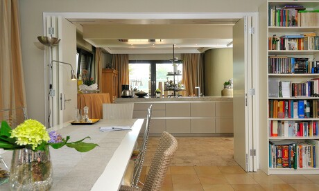 Die lange Tafel, an der alle und alles seinen Platz findet – wer träumt nicht davon? Platz findet sich entweder in oder neben der Küche. Die lange Tafel, an der alle und alles seinen Platz findet – wer träumt nicht davon? Platz findet sich entweder in oder neben der Küche.