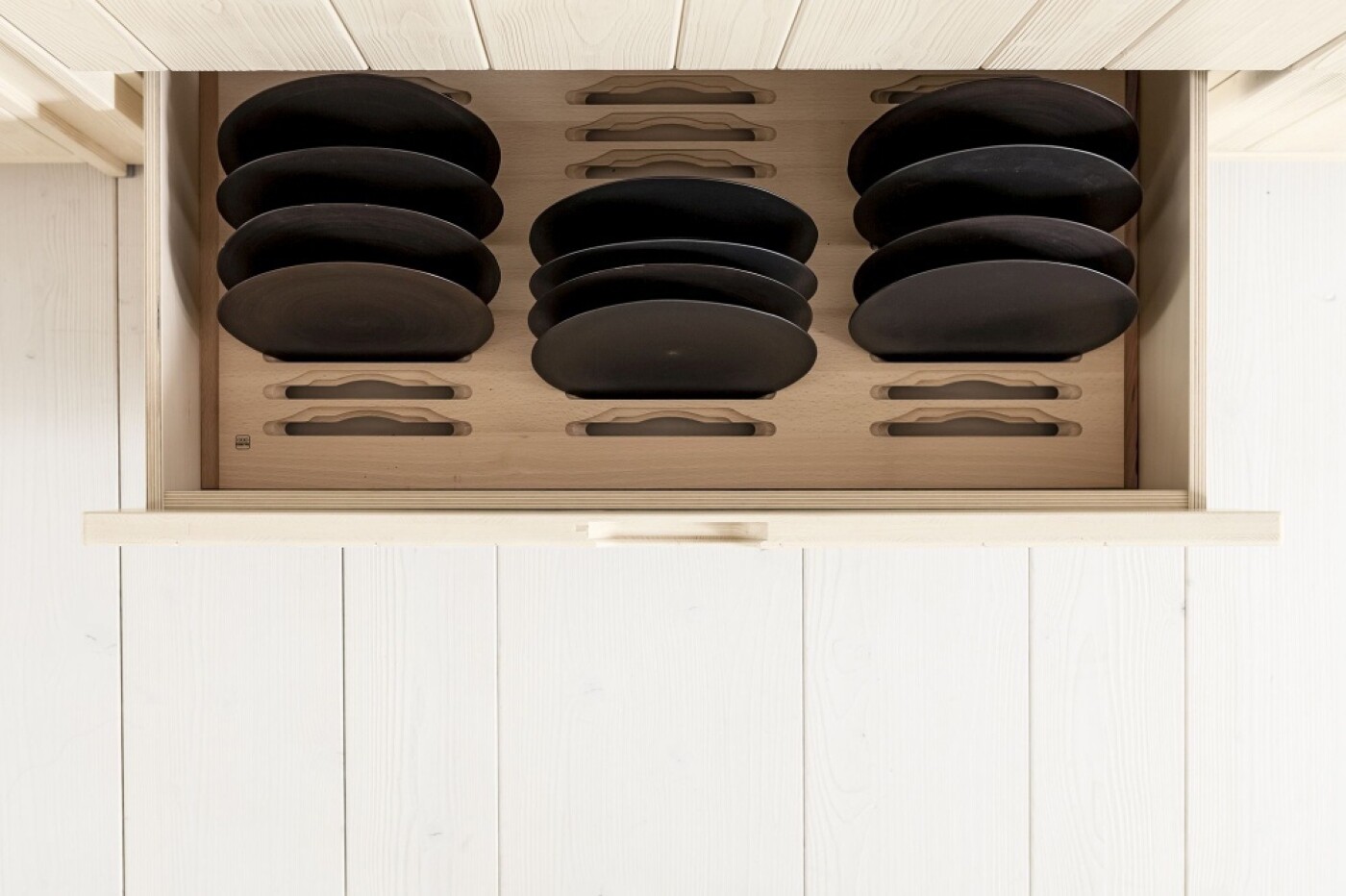 Die schönen Teller griffbereit und stoßfest verstaut: Moderne Schubladeneinsätze machen's möglich. Die schönen Teller griffbereit und stoßfest verstaut: Moderne Schubladeneinsätze machen's möglich.