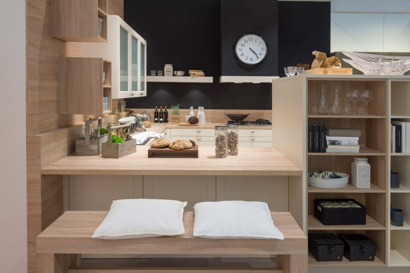 Extra geschickt gelöst: Nach Gebrauch verschwindet die Küchenbank hier unter dem Küchentisch. Extra geschickt gelöst: Nach Gebrauch verschwindet die Küchenbank hier unter dem Küchentisch.