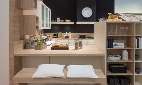 Extra geschickt gelöst: Nach Gebrauch verschwindet die Küchenbank hier unter dem Küchentisch. Extra geschickt gelöst: Nach Gebrauch verschwindet die Küchenbank hier unter dem Küchentisch.