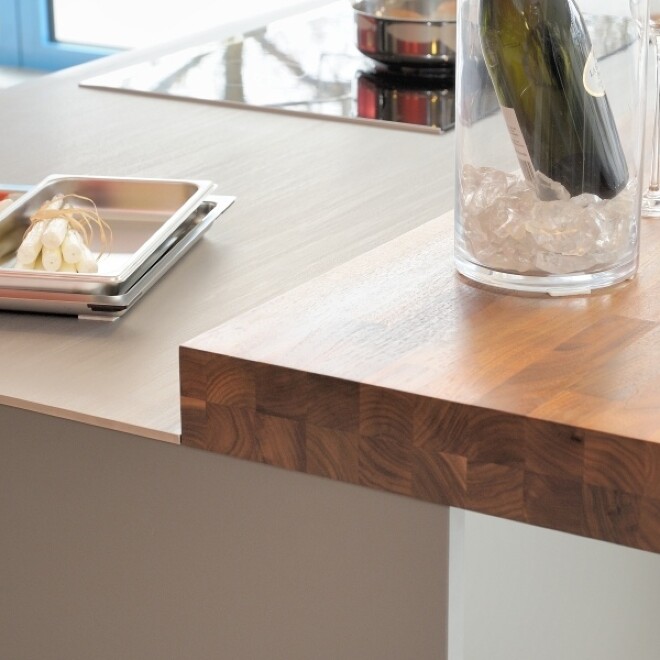 Edles Massivholz, stabgeleimt, als schicker Thekenaufsatz in der Küche Edles Massivholz, stabgeleimt, als schicker Thekenaufsatz in der Küche