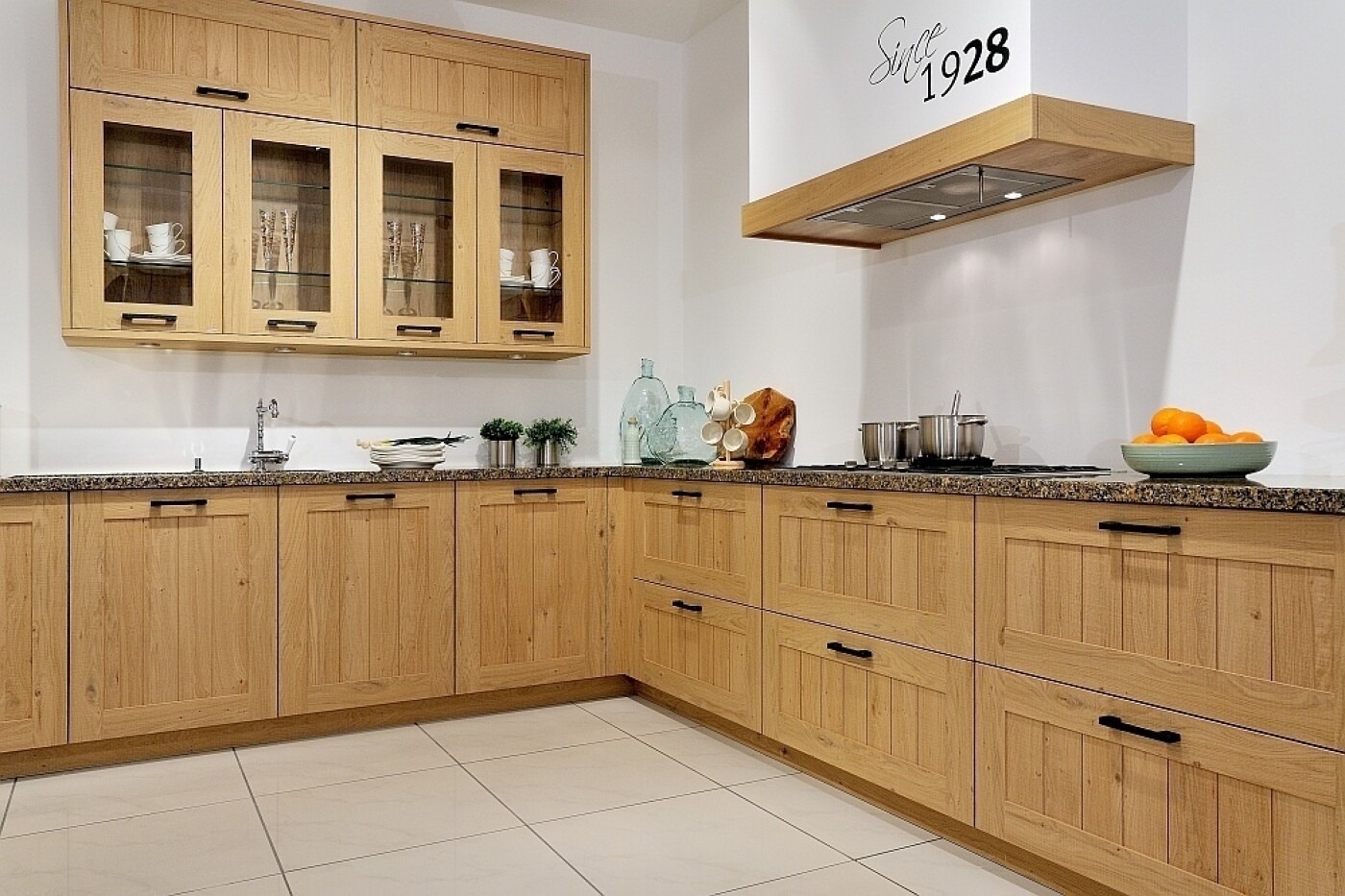 L-Küche mit Rahmenfronten im Trendfurnier Eiche: moderner Landhausstil L-Küche mit Rahmenfronten im Trendfurnier Eiche: moderner Landhausstil