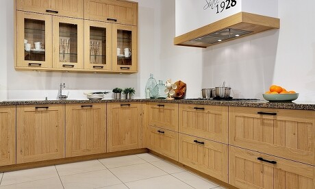 L-Küche mit Rahmenfronten im Trendfurnier Eiche: moderner Landhausstil L-Küche mit Rahmenfronten im Trendfurnier Eiche: moderner Landhausstil