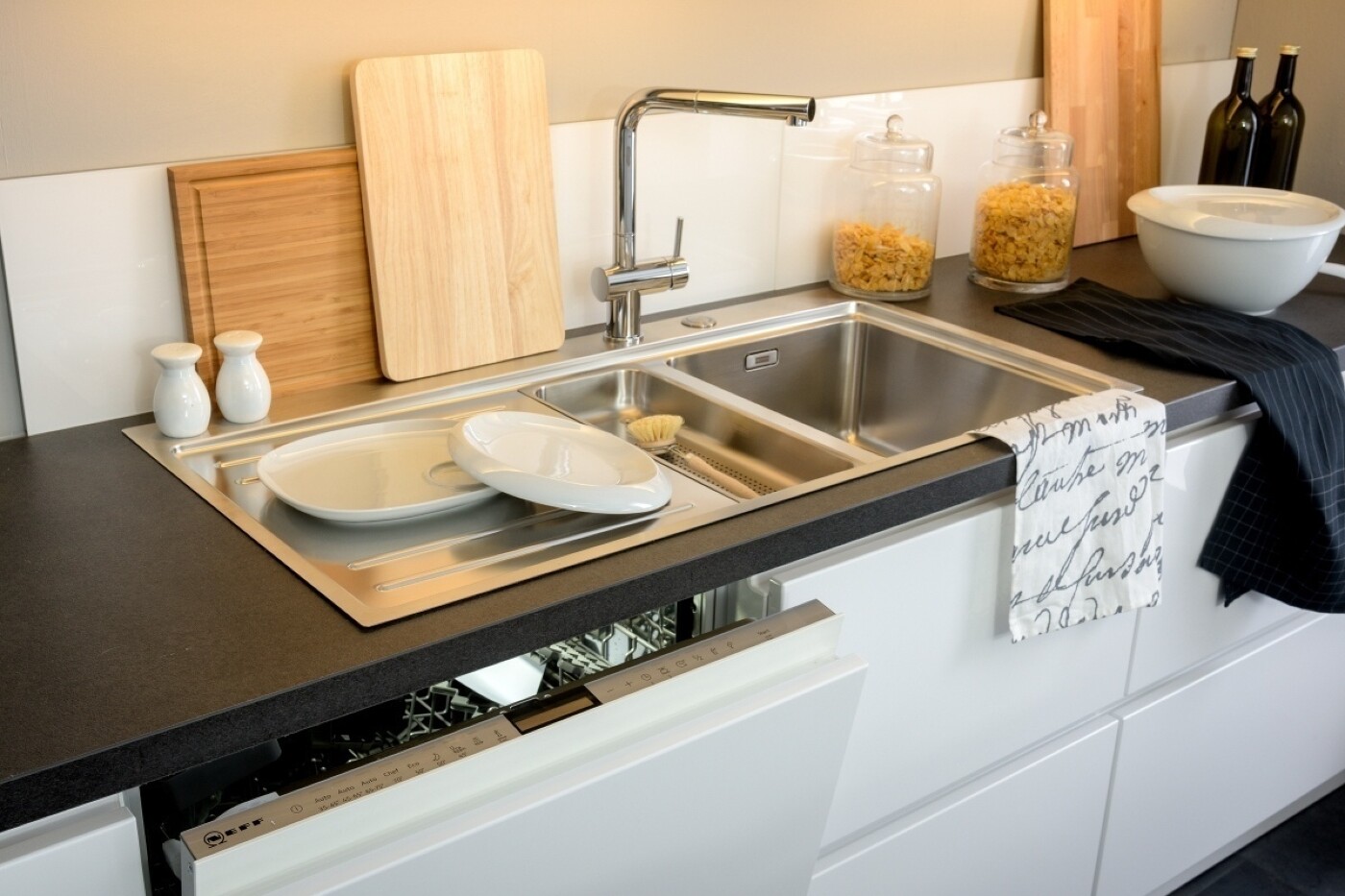 Vollintegrierter Geschirrspüler in der grifflosen Küche: Eine nach hinten abgeschrägte Frontkante sorgt für guten Griff und nicht sichtbare Fingerabdrücke. Vollintegrierter Geschirrspüler in der grifflosen Küche: Eine nach hinten abgeschrägte Frontkante sorgt für guten Griff und nicht sichtbare Fingerabdrücke.