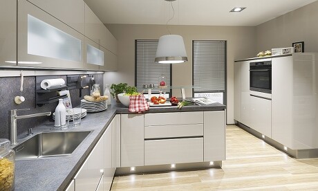 Lichtspots im Küchensockel zaubern an ungewohnten Stellen echte Glanzpunkte in die Küche. Lichtspots im Küchensockel zaubern an ungewohnten Stellen echte Glanzpunkte in die Küche.