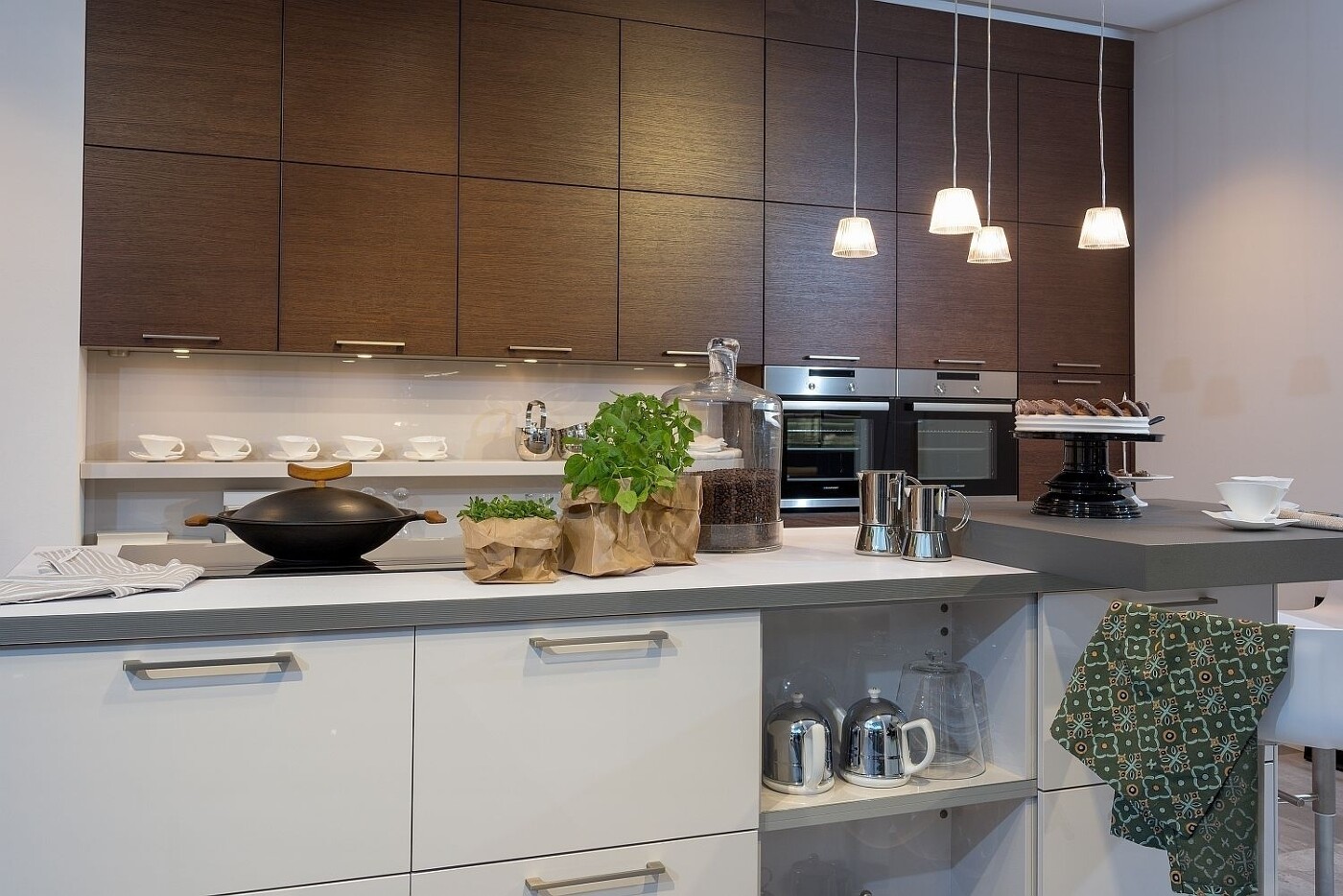 Moderne Küchen punkten mit Qualität und Komfort und nahezu geräuschloser Schließ- und Gerätetechnik. Moderne Küchen punkten mit Qualität und Komfort und nahezu geräuschloser Schließ- und Gerätetechnik.