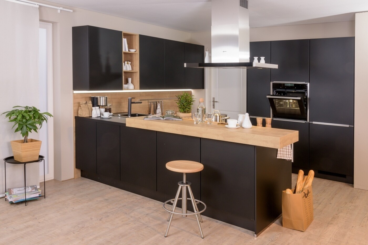 Offene Küche und trotzdem abgetrennt dank schickem Tresen Offene Küche und trotzdem abgetrennt dank schickem Tresen