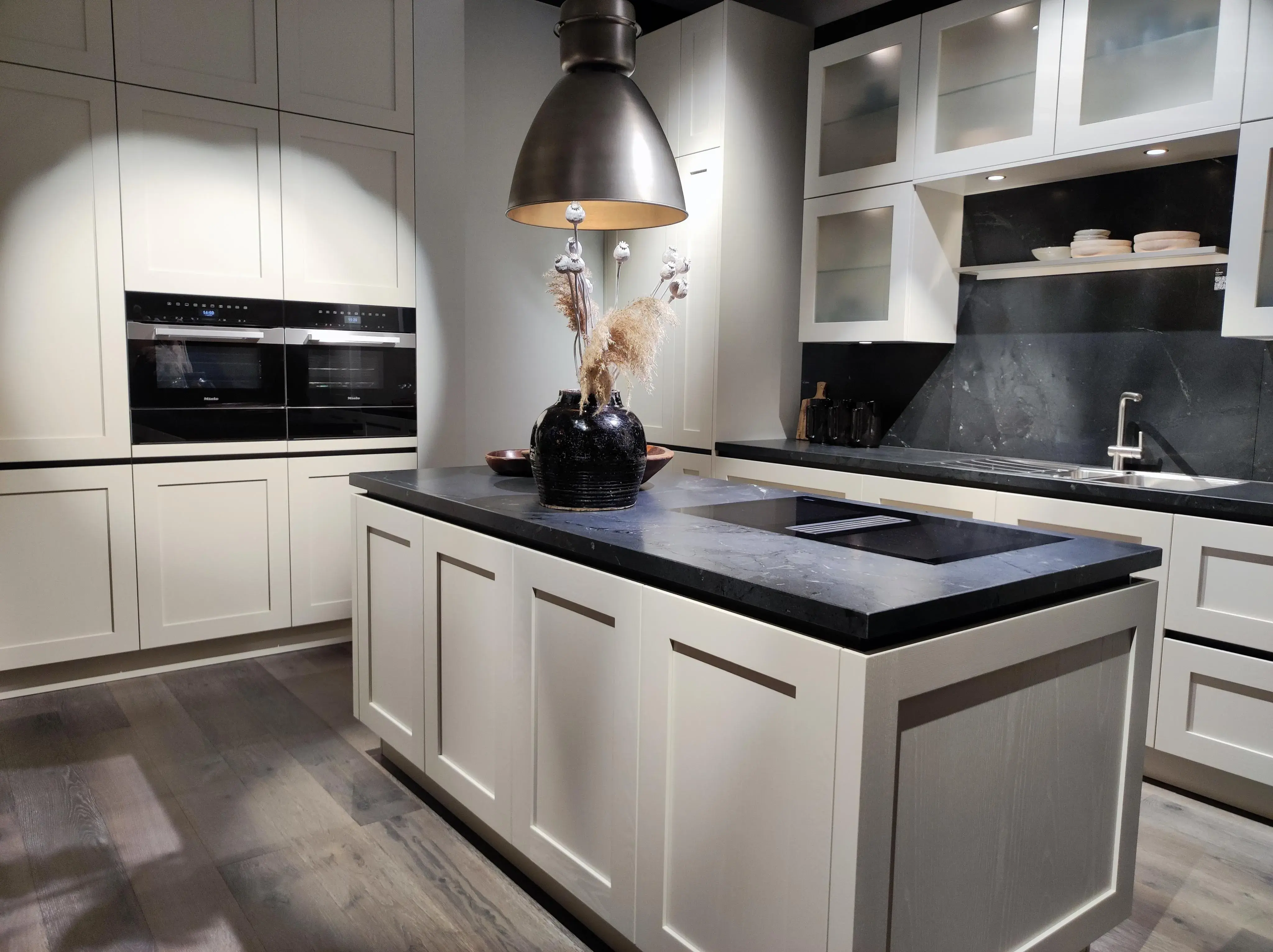 Weiße Landhausküche modern umgesetzt in Blankenese